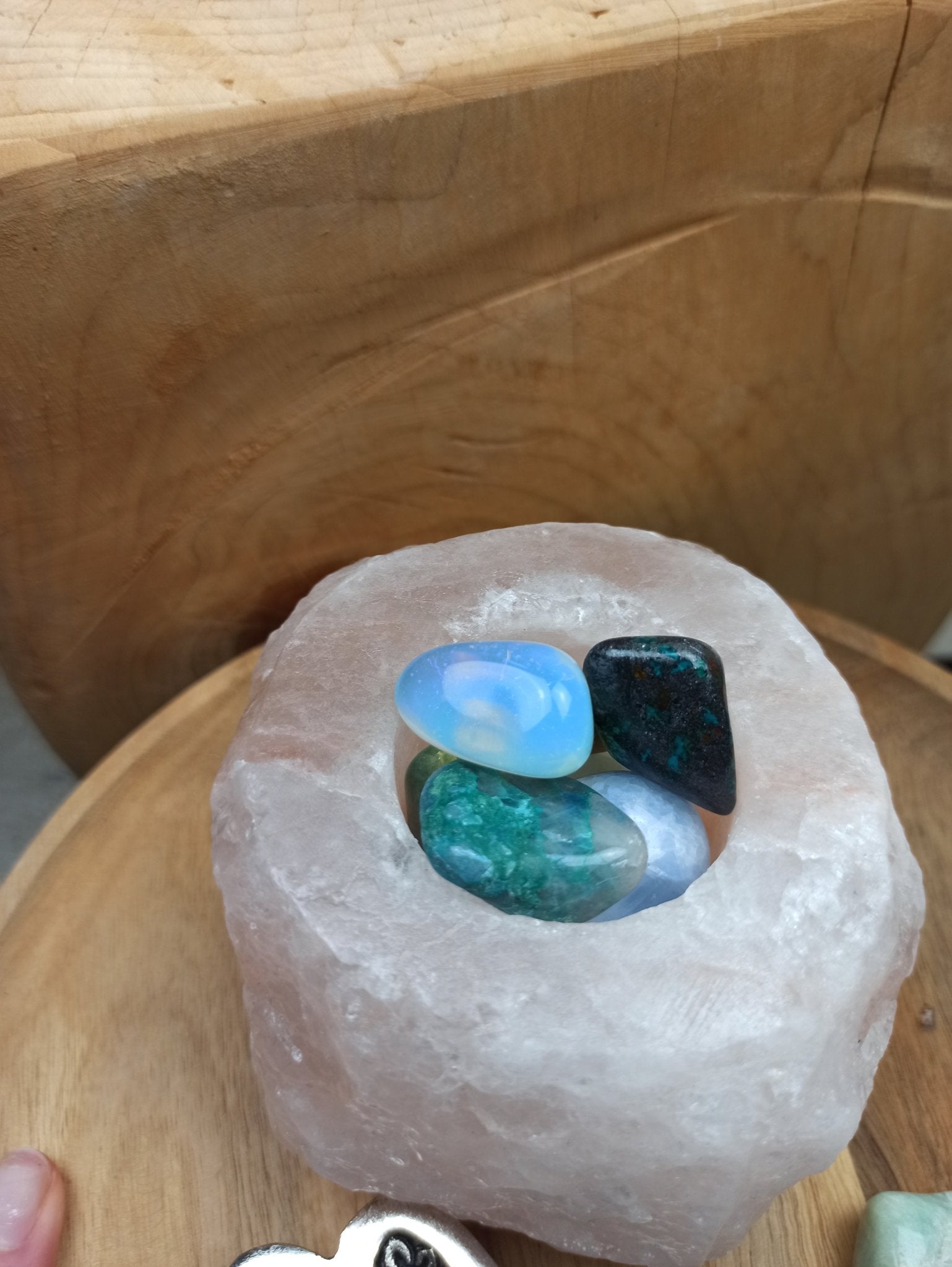 Opaliet trommelstenen – curated crystal by Marga Jacobs | rust, symboliek en intuïtieve zelfzorg