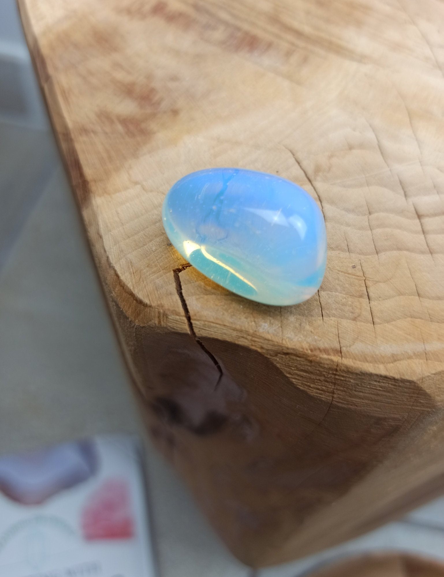 Opaliet trommelstenen – curated crystal by Marga Jacobs | rust, symboliek en intuïtieve zelfzorg