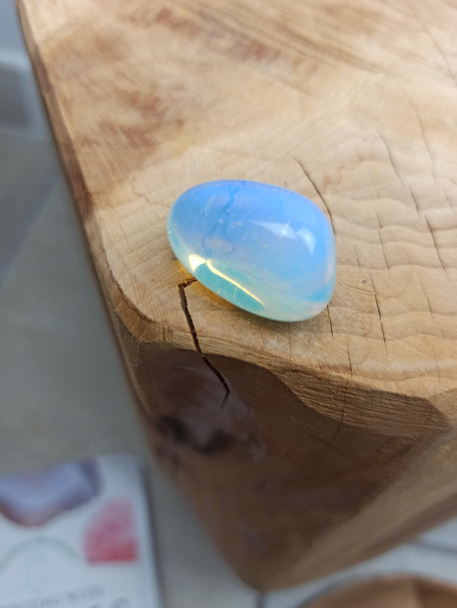 Opaliet trommelstenen – curated crystal by Marga Jacobs | rust, symboliek en intuïtieve zelfzorg