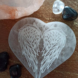 Oplaadsteen engelenvleugels wit | hart – curated crystal by Marga Jacobs | rust, symboliek en intuïtieve zelfzorg