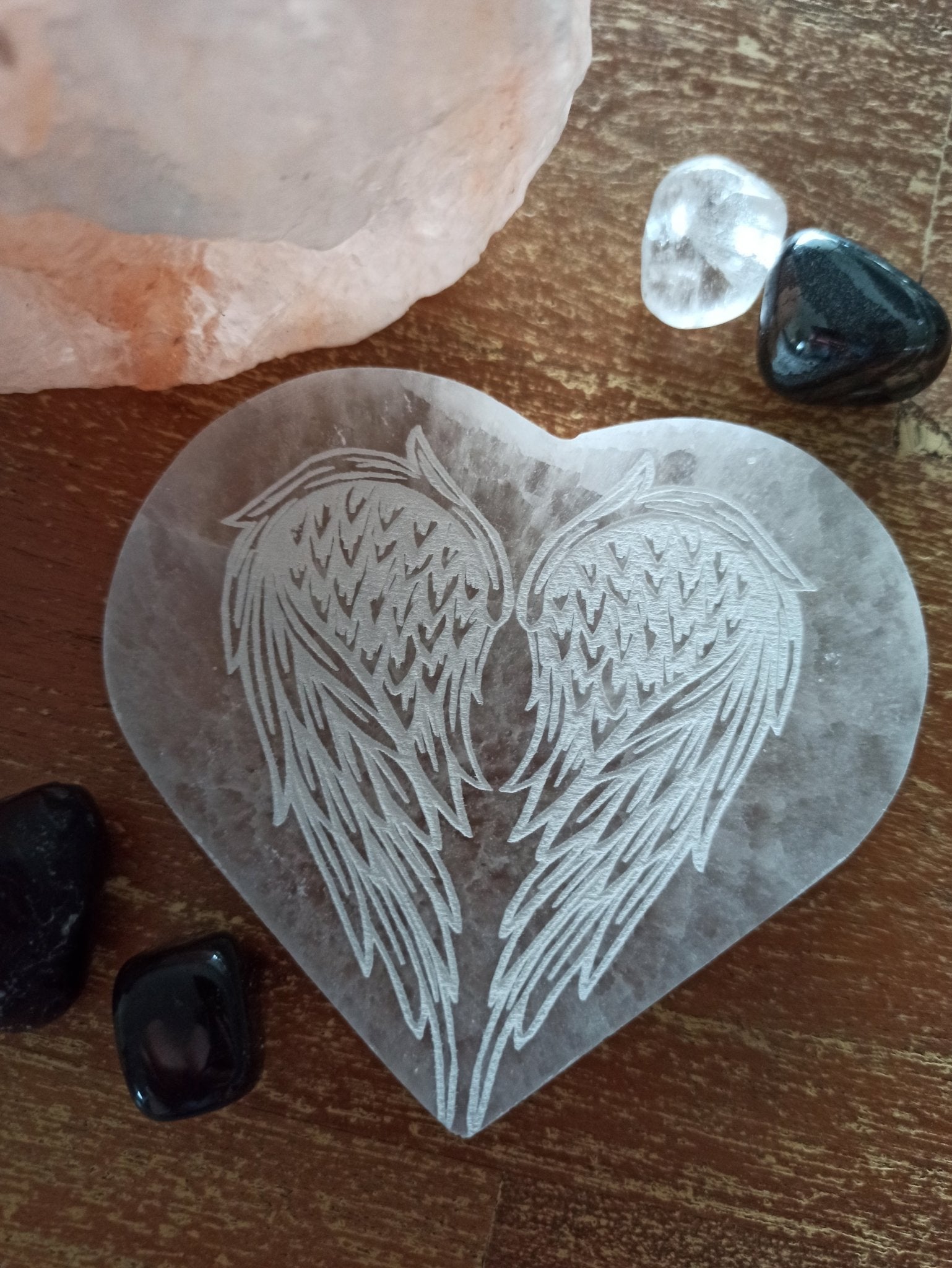 Oplaadsteen engelenvleugels wit | hart – curated crystal by Marga Jacobs | rust, symboliek en intuïtieve zelfzorg