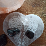 Oplaadsteen engelenvleugels wit | hart – curated crystal by Marga Jacobs | rust, symboliek en intuïtieve zelfzorg