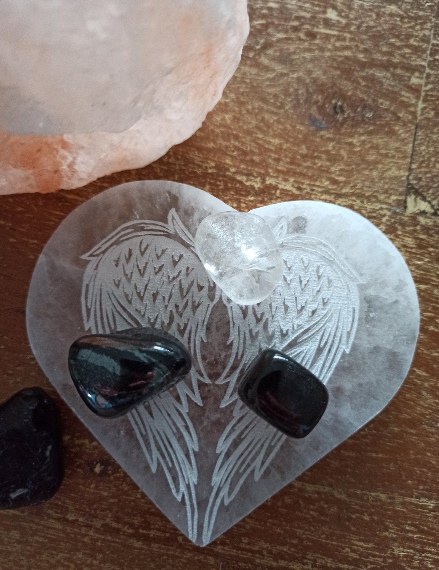 Oplaadsteen engelenvleugels wit | hart – curated crystal by Marga Jacobs | rust, symboliek en intuïtieve zelfzorg