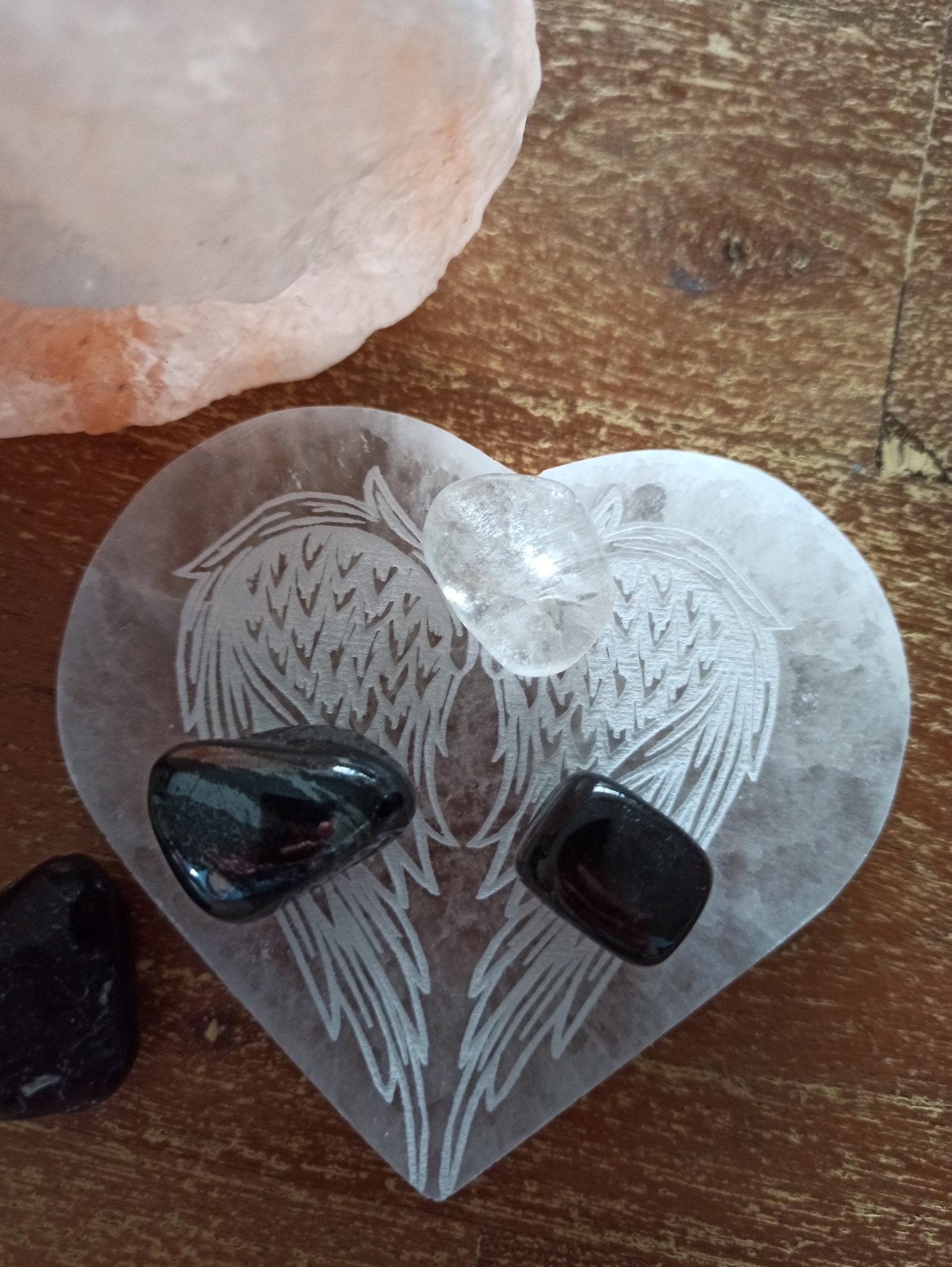 Oplaadsteen engelenvleugels wit | hart – curated crystal by Marga Jacobs | rust, symboliek en intuïtieve zelfzorg