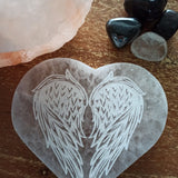 Oplaadsteen engelenvleugels wit | hart – curated crystal by Marga Jacobs | rust, symboliek en intuïtieve zelfzorg