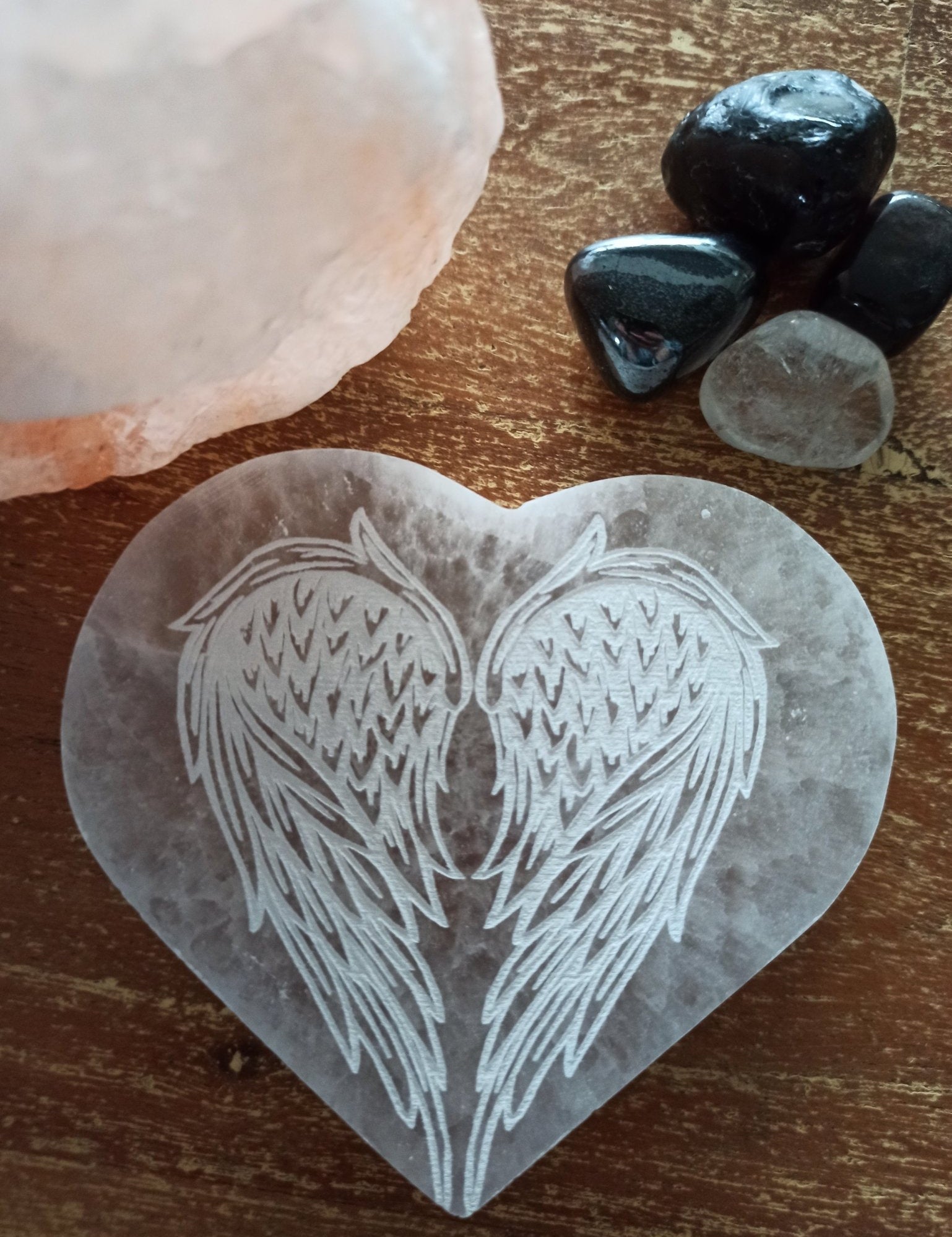 Oplaadsteen engelenvleugels wit | hart – curated crystal by Marga Jacobs | rust, symboliek en intuïtieve zelfzorg