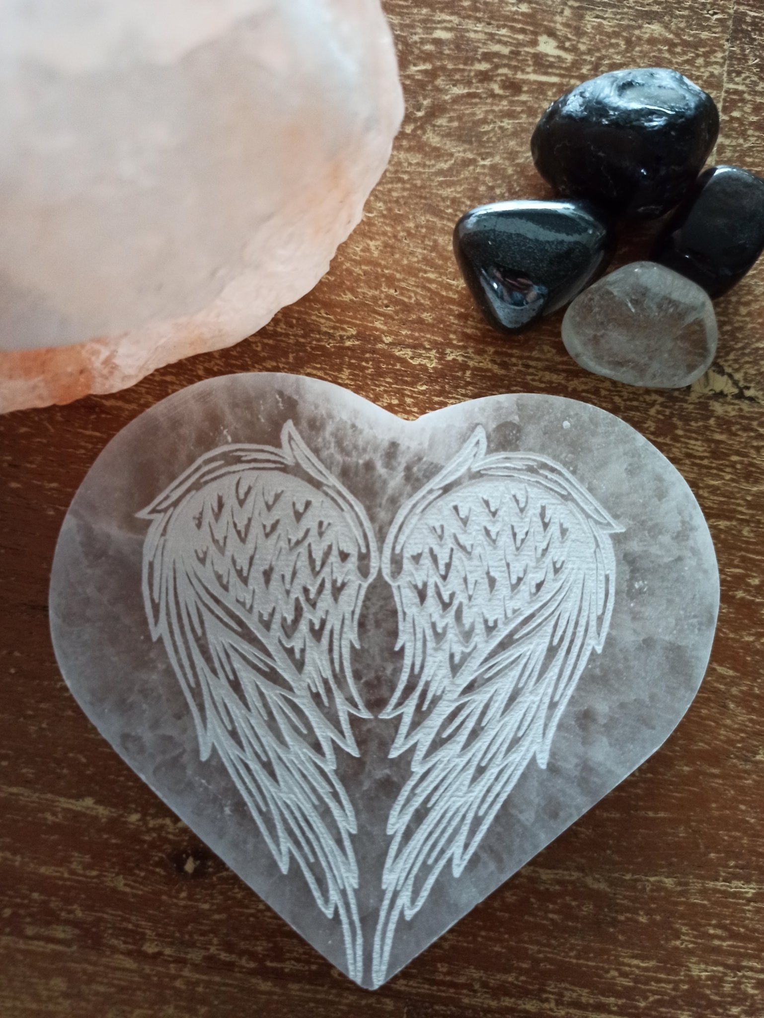 Oplaadsteen engelenvleugels wit | hart – curated crystal by Marga Jacobs | rust, symboliek en intuïtieve zelfzorg