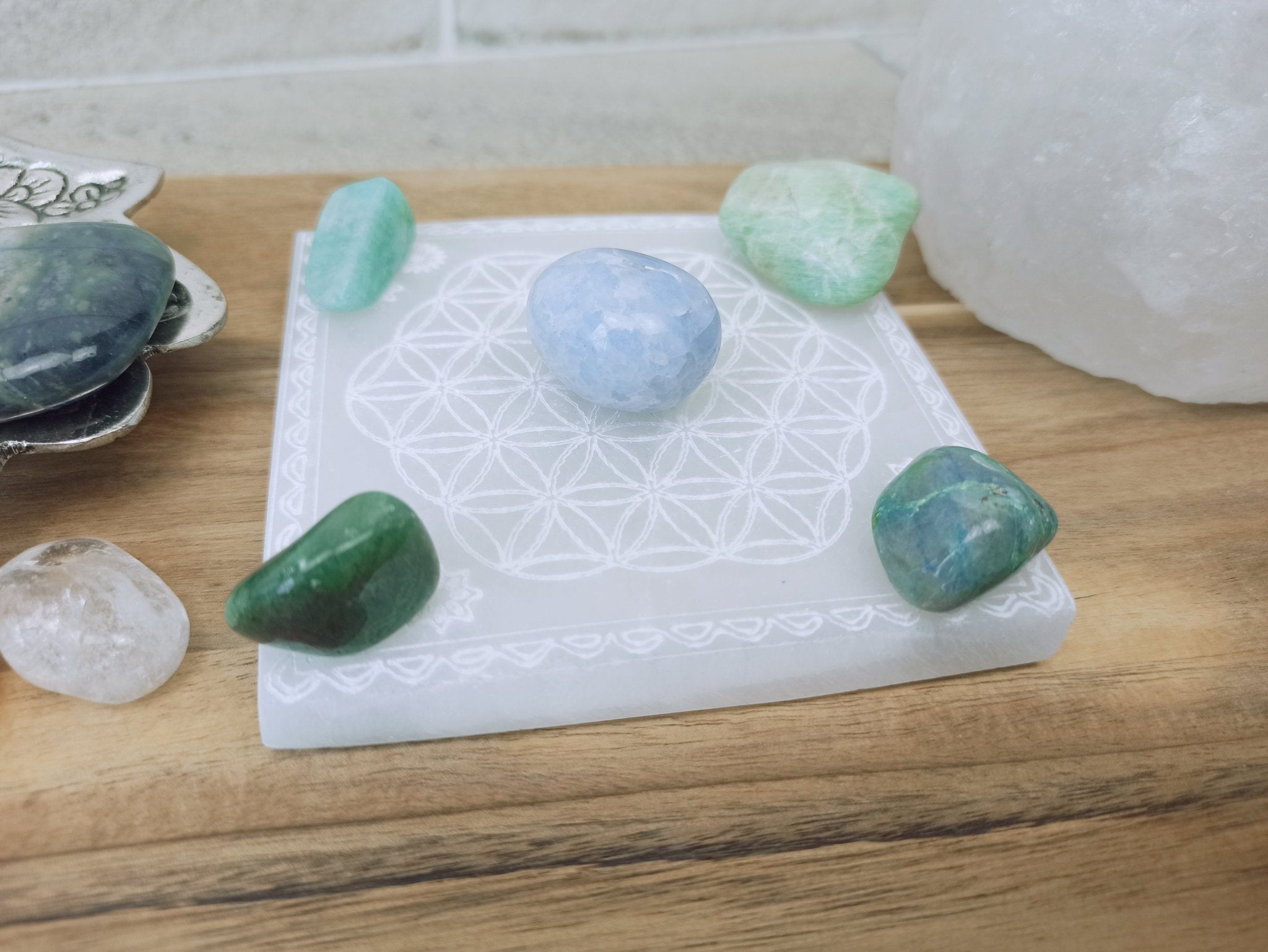 Oplaadsteen levensbloem wit | vierkant – curated crystal by Marga Jacobs | rust, symboliek en intuïtieve zelfzorg