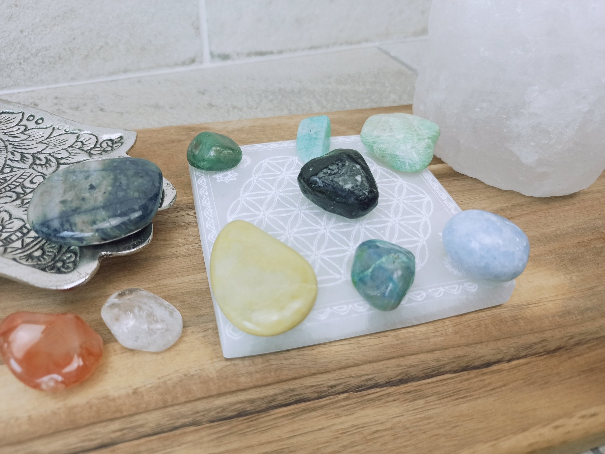 Oplaadsteen levensbloem wit | vierkant – curated crystal by Marga Jacobs | rust, symboliek en intuïtieve zelfzorg