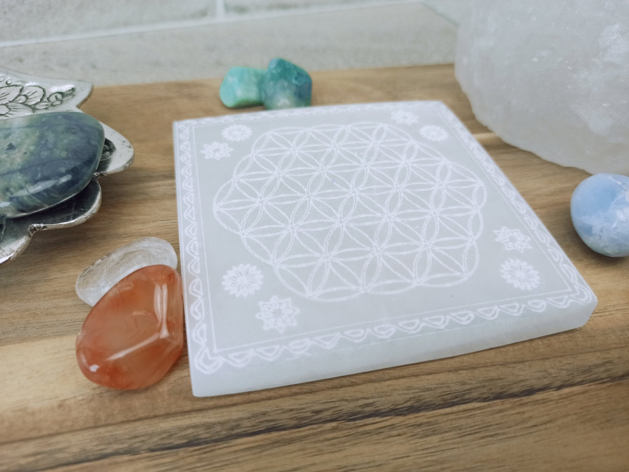 Oplaadsteen levensbloem wit | vierkant – curated crystal by Marga Jacobs | rust, symboliek en intuïtieve zelfzorg