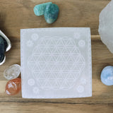 Oplaadsteen levensbloem wit | vierkant – curated crystal by Marga Jacobs | rust, symboliek en intuïtieve zelfzorg