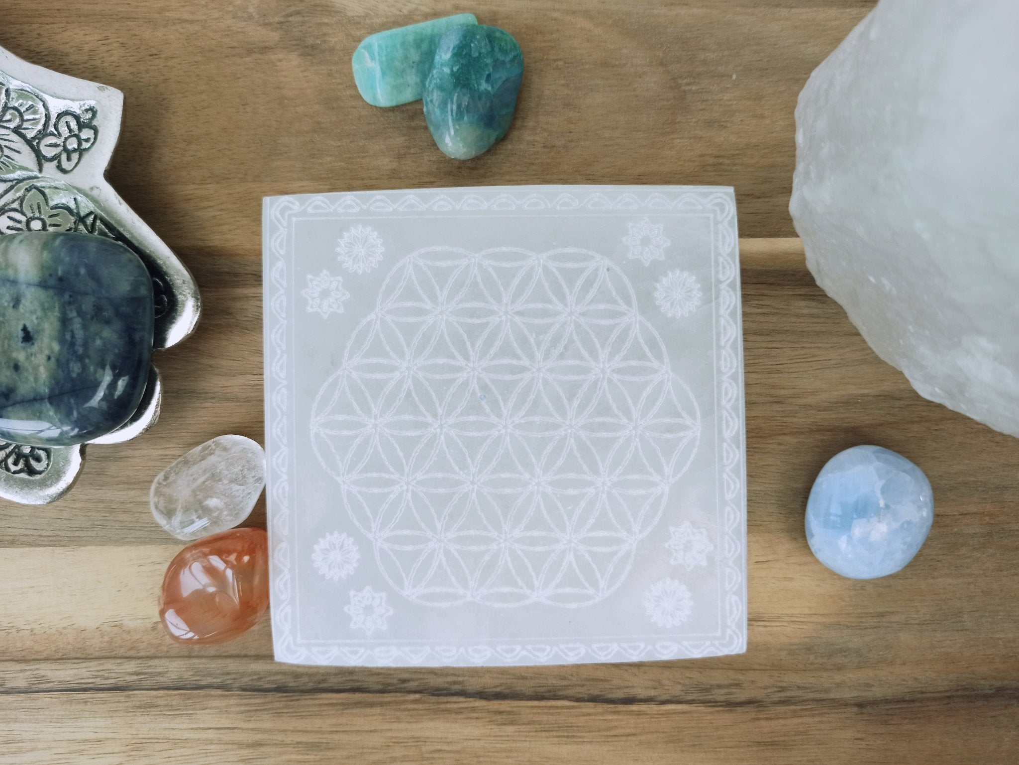 Oplaadsteen levensbloem wit | vierkant – curated crystal by Marga Jacobs | rust, symboliek en intuïtieve zelfzorg