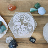 Oplaadsteen levensboom wit | zeskant – curated crystal by Marga Jacobs | rust, symboliek en intuïtieve zelfzorg