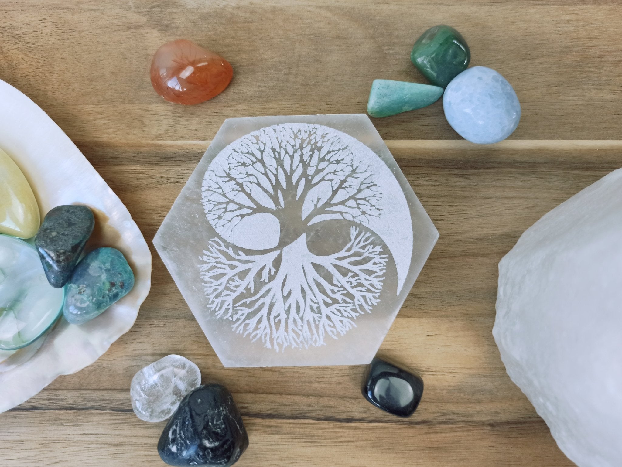 Oplaadsteen levensboom wit | zeskant – curated crystal by Marga Jacobs | rust, symboliek en intuïtieve zelfzorg