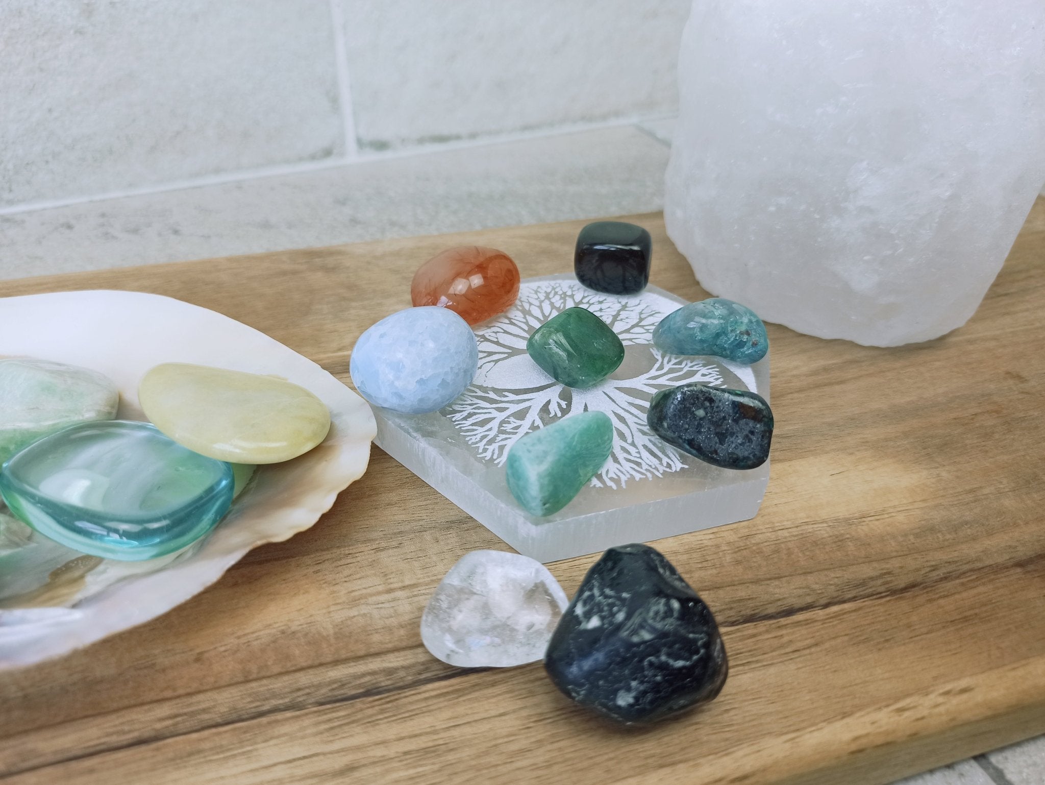 Oplaadsteen levensboom wit | zeskant – curated crystal by Marga Jacobs | rust, symboliek en intuïtieve zelfzorg