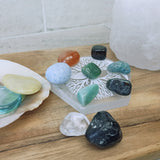 Oplaadsteen levensboom wit | zeskant – curated crystal by Marga Jacobs | rust, symboliek en intuïtieve zelfzorg