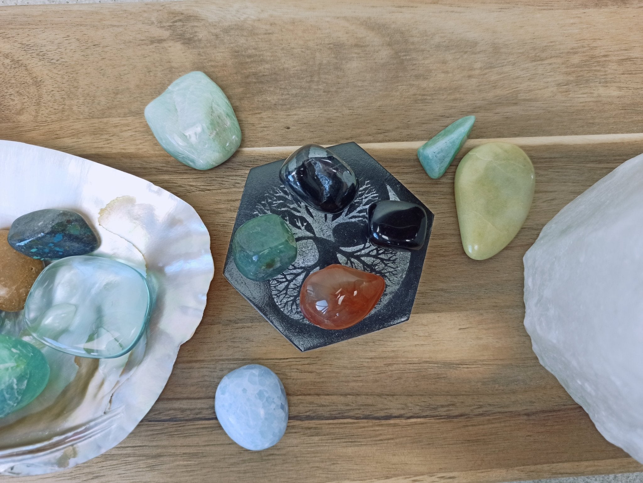 Oplaadsteen levensboom zwart | zeskant – curated crystal by Marga Jacobs | rust, symboliek en intuïtieve zelfzorg