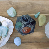 Oplaadsteen levensboom zwart | zeskant – curated crystal by Marga Jacobs | rust, symboliek en intuïtieve zelfzorg