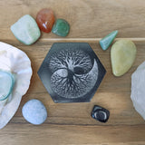 Oplaadsteen levensboom zwart | zeskant – curated crystal by Marga Jacobs | rust, symboliek en intuïtieve zelfzorg