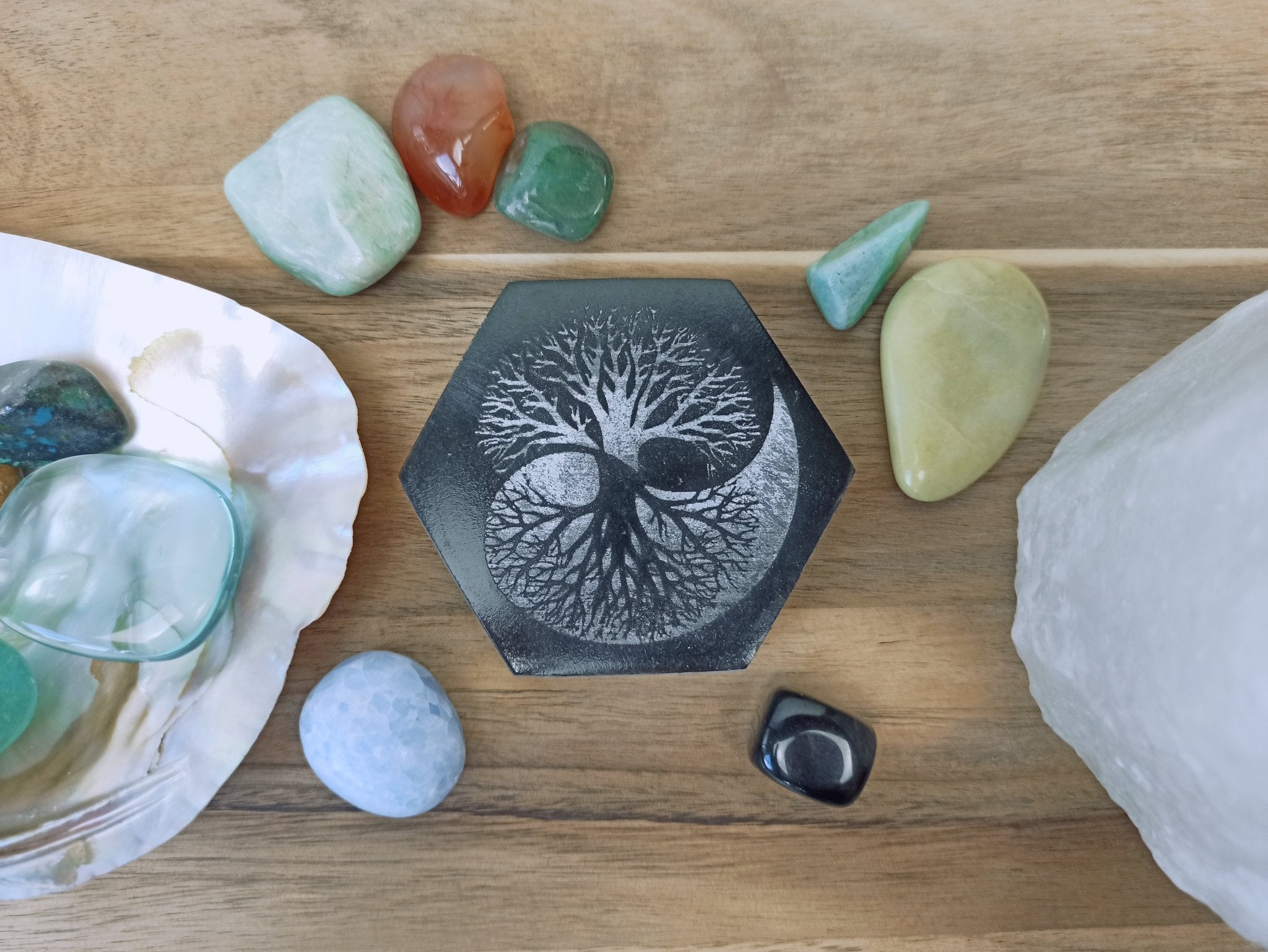 Oplaadsteen levensboom zwart | zeskant – curated crystal by Marga Jacobs | rust, symboliek en intuïtieve zelfzorg