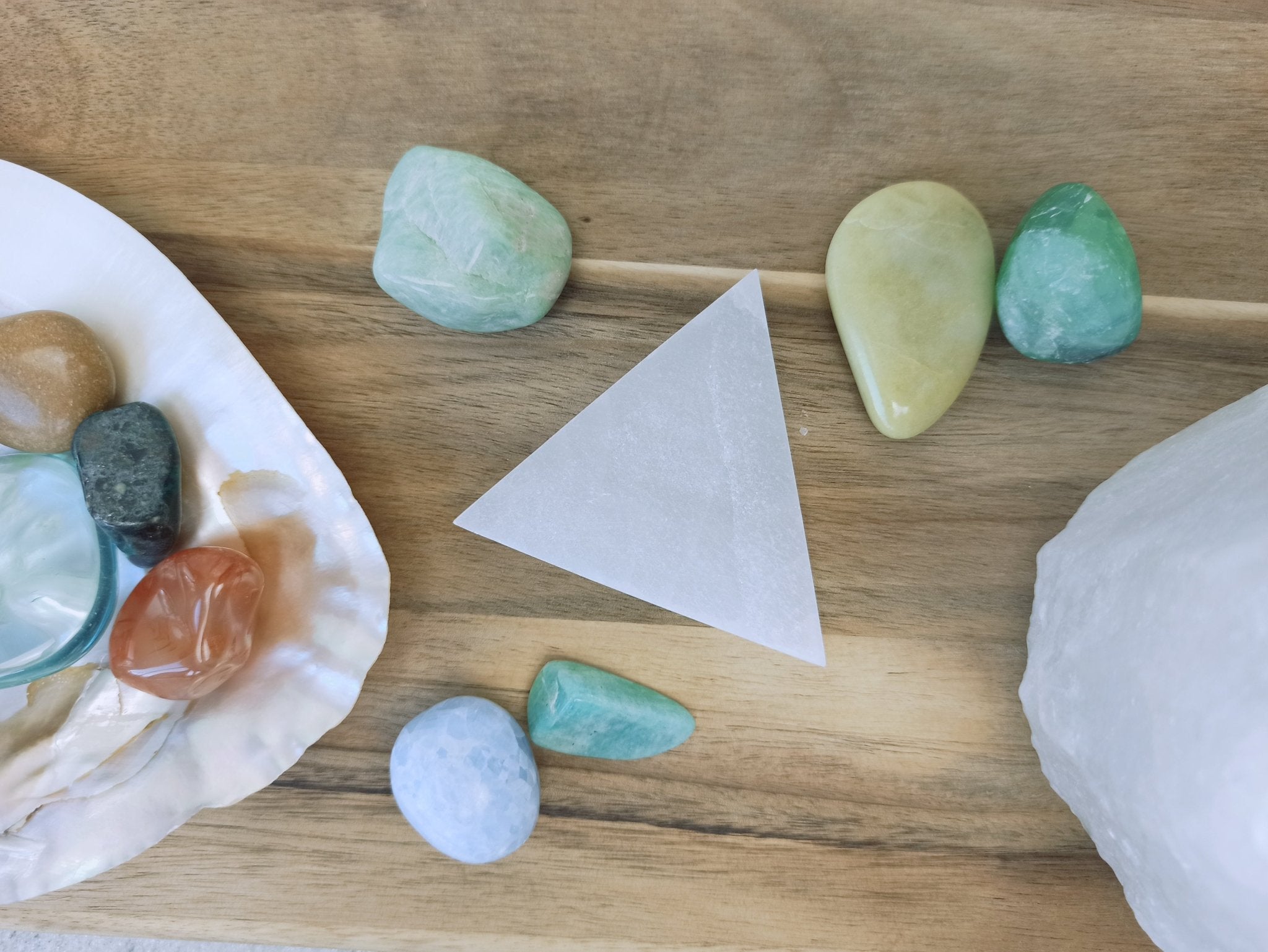 Oplaadsteen seleniet | driehoek – curated crystal by Marga Jacobs | rust, symboliek en intuïtieve zelfzorg