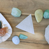 Oplaadsteen seleniet | driehoek – curated crystal by Marga Jacobs | rust, symboliek en intuïtieve zelfzorg