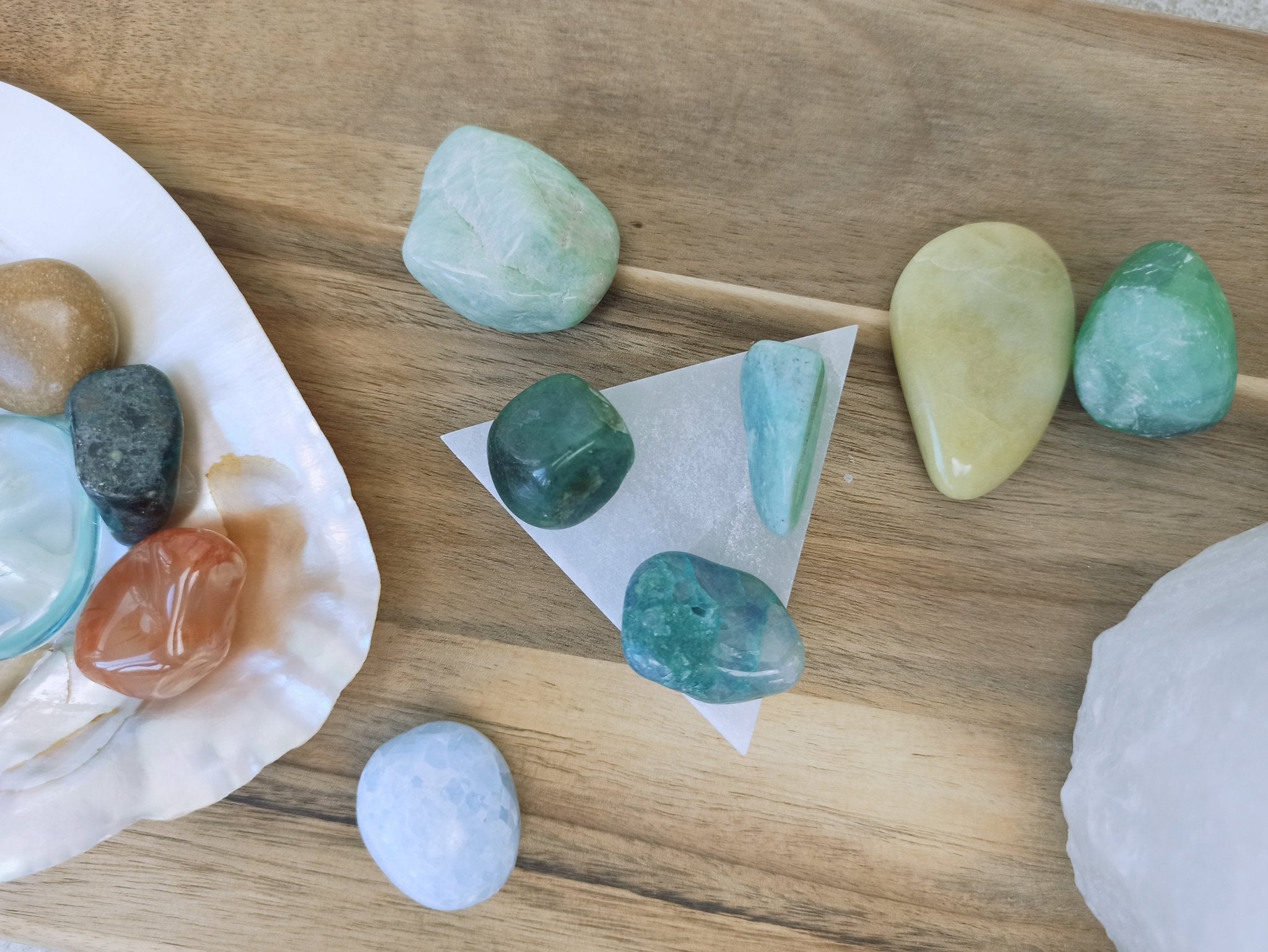 Oplaadsteen seleniet | driehoek – curated crystal by Marga Jacobs | rust, symboliek en intuïtieve zelfzorg