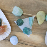 Oplaadsteen seleniet | driehoek – curated crystal by Marga Jacobs | rust, symboliek en intuïtieve zelfzorg