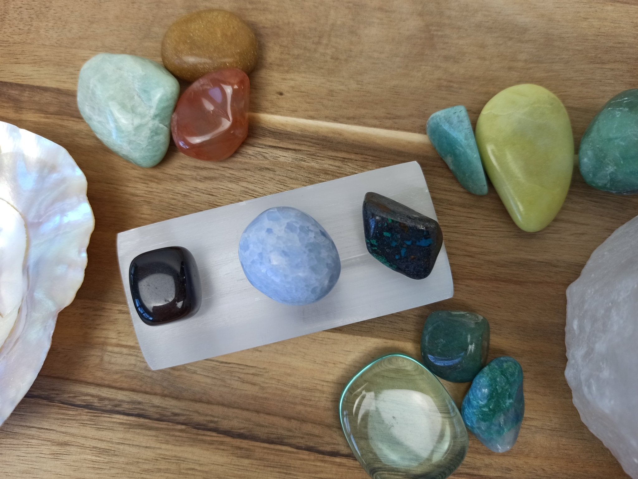 Oplaadsteen seleniet | rechthoekig – curated crystal by Marga Jacobs | rust, symboliek en intuïtieve zelfzorg