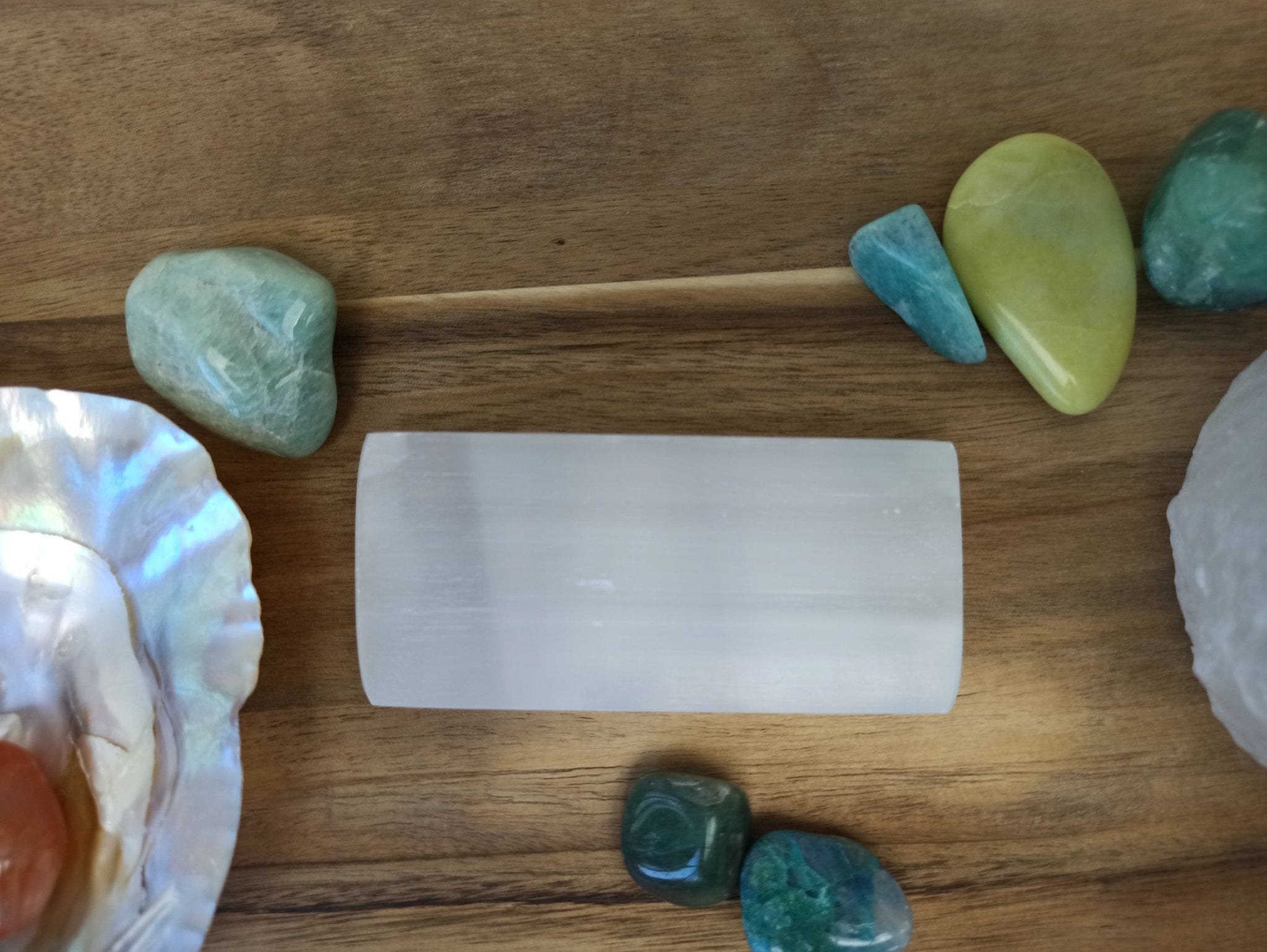 Oplaadsteen seleniet | rechthoekig – curated crystal by Marga Jacobs | rust, symboliek en intuïtieve zelfzorg