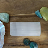 Oplaadsteen seleniet | rechthoekig – curated crystal by Marga Jacobs | rust, symboliek en intuïtieve zelfzorg