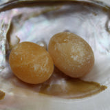 Oranje calciet handstenen – curated crystal by Marga Jacobs | rust, symboliek en intuïtieve zelfzorg