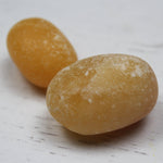 Oranje calciet handstenen – curated crystal by Marga Jacobs | rust, symboliek en intuïtieve zelfzorg