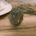 Ouro verde kwarts | ruw – curated crystal by Marga Jacobs | rust, symboliek en intuïtieve zelfzorg