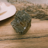 Ouro verde kwarts | ruw – curated crystal by Marga Jacobs | rust, symboliek en intuïtieve zelfzorg