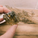 Ouro verde kwarts | ruw – curated crystal by Marga Jacobs | rust, symboliek en intuïtieve zelfzorg