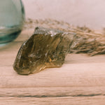 Ouro verde kwarts | ruw – curated crystal by Marga Jacobs | rust, symboliek en intuïtieve zelfzorg