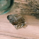 Ouro verde kwarts | ruw – curated crystal by Marga Jacobs | rust, symboliek en intuïtieve zelfzorg