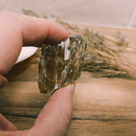 Ouro verde kwarts | ruw – curated crystal by Marga Jacobs | rust, symboliek en intuïtieve zelfzorg