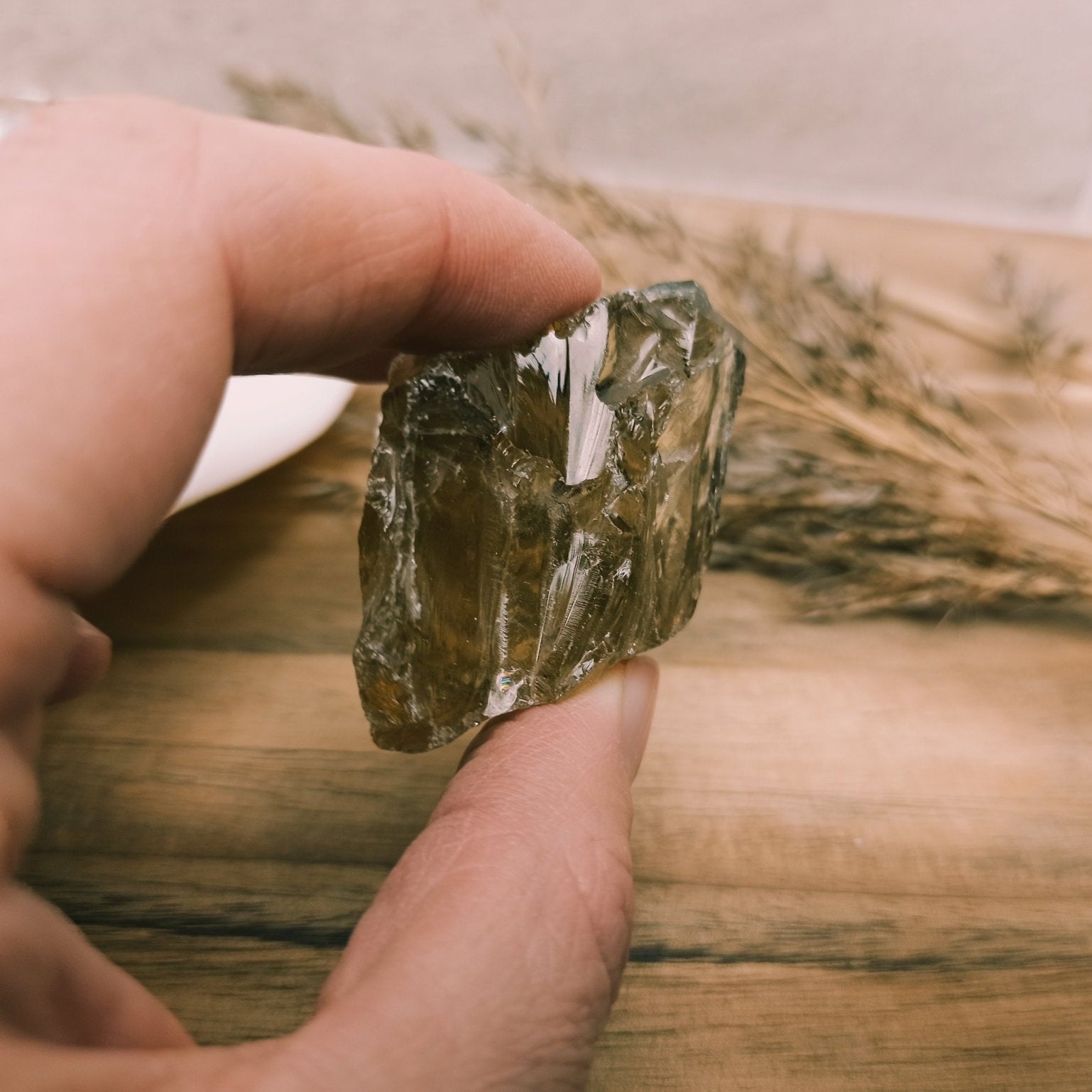 Ouro verde kwarts | ruw – curated crystal by Marga Jacobs | rust, symboliek en intuïtieve zelfzorg