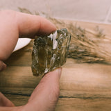 Ouro verde kwarts | ruw – curated crystal by Marga Jacobs | rust, symboliek en intuïtieve zelfzorg