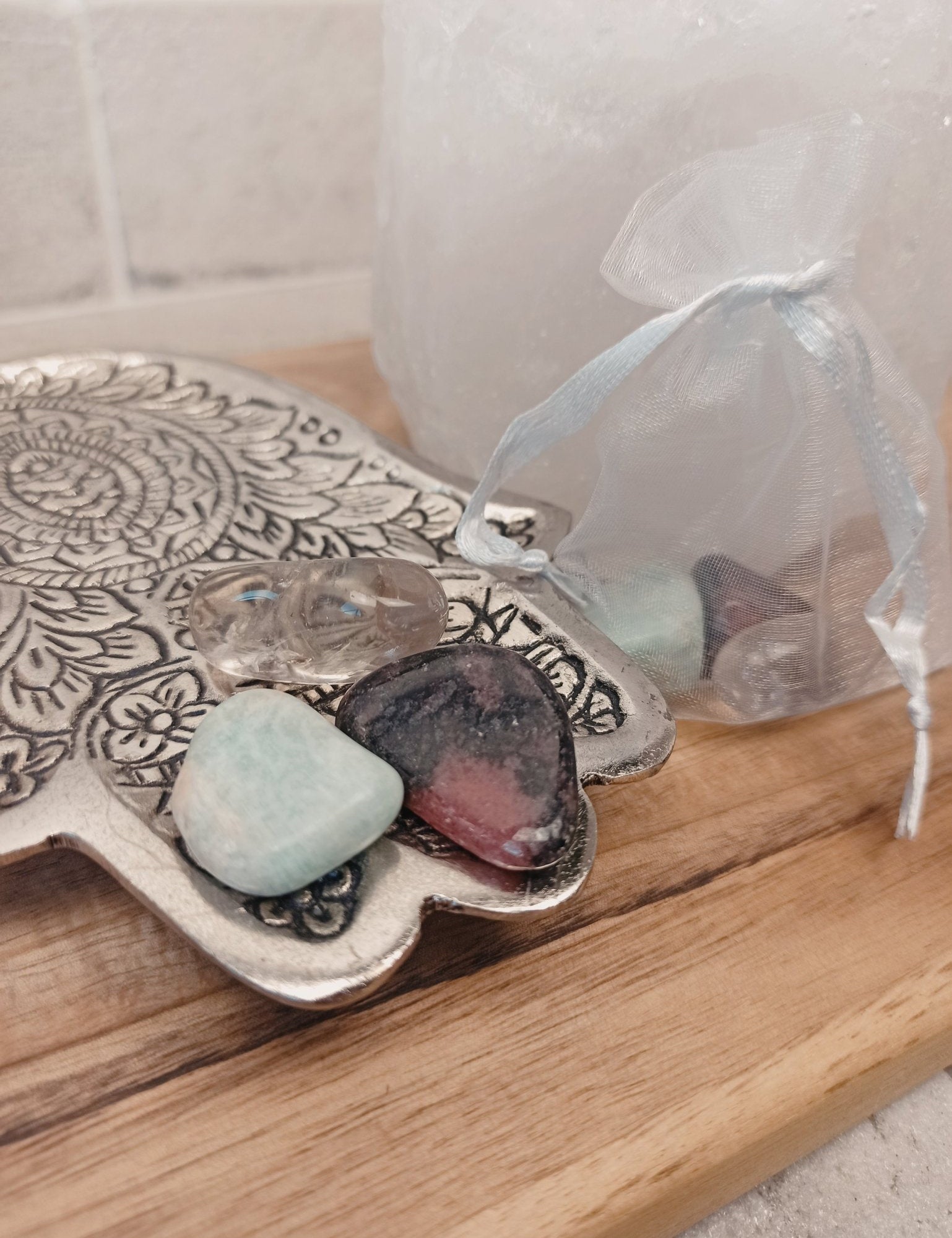 Overkom angst edelstenensetje – curated crystal by Marga Jacobs | rust, symboliek en intuïtieve zelfzorg