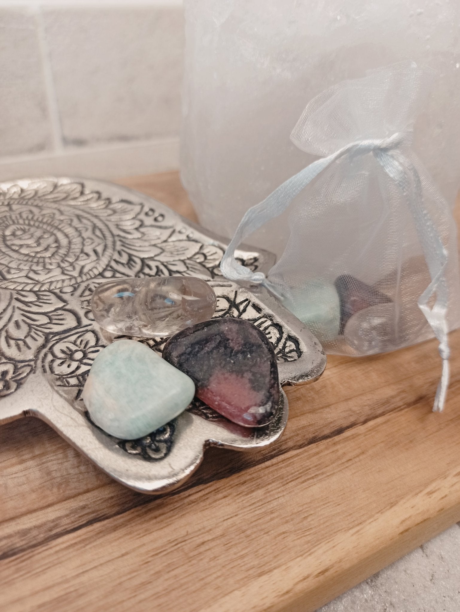 Overkom angst edelstenensetje – curated crystal by Marga Jacobs | rust, symboliek en intuïtieve zelfzorg