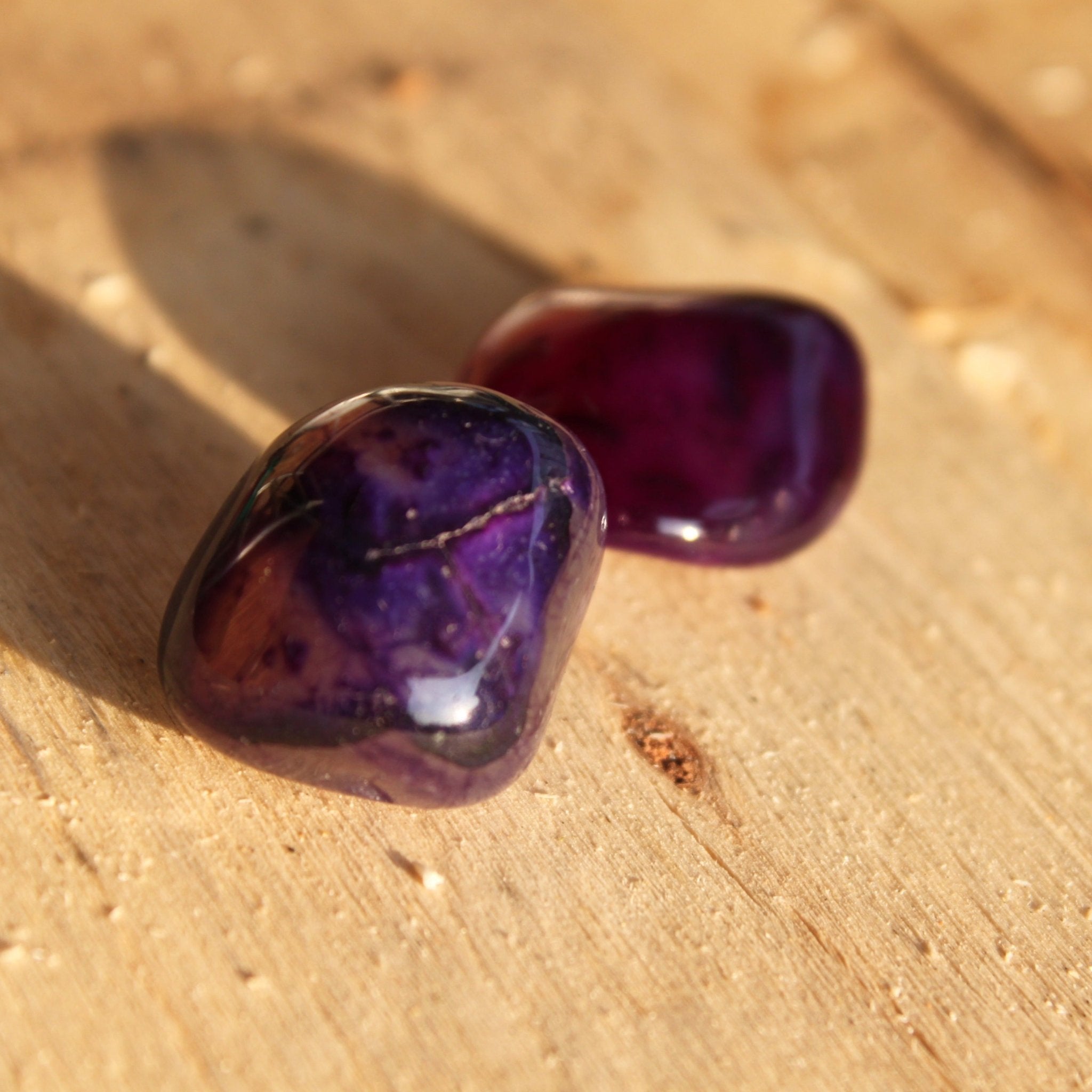 Paarse agaat trommelstenen – curated crystal by Marga Jacobs | rust, symboliek en intuïtieve zelfzorg