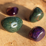 Paarse agaat trommelstenen – curated crystal by Marga Jacobs | rust, symboliek en intuïtieve zelfzorg