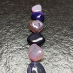 Paarse agaat trommelstenen – curated crystal by Marga Jacobs | rust, symboliek en intuïtieve zelfzorg