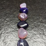 Paarse agaat trommelstenen – curated crystal by Marga Jacobs | rust, symboliek en intuïtieve zelfzorg