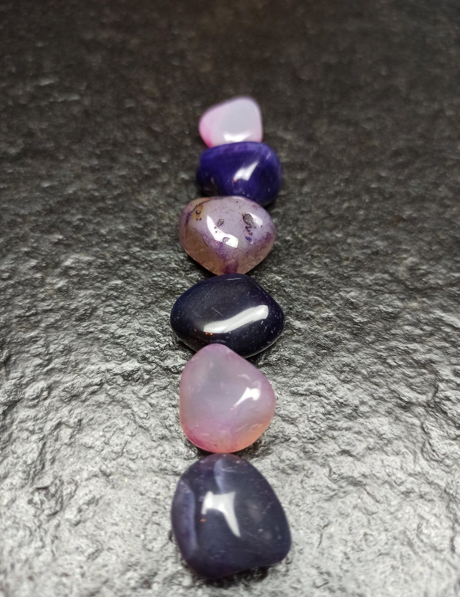 Paarse agaat trommelstenen – curated crystal by Marga Jacobs | rust, symboliek en intuïtieve zelfzorg