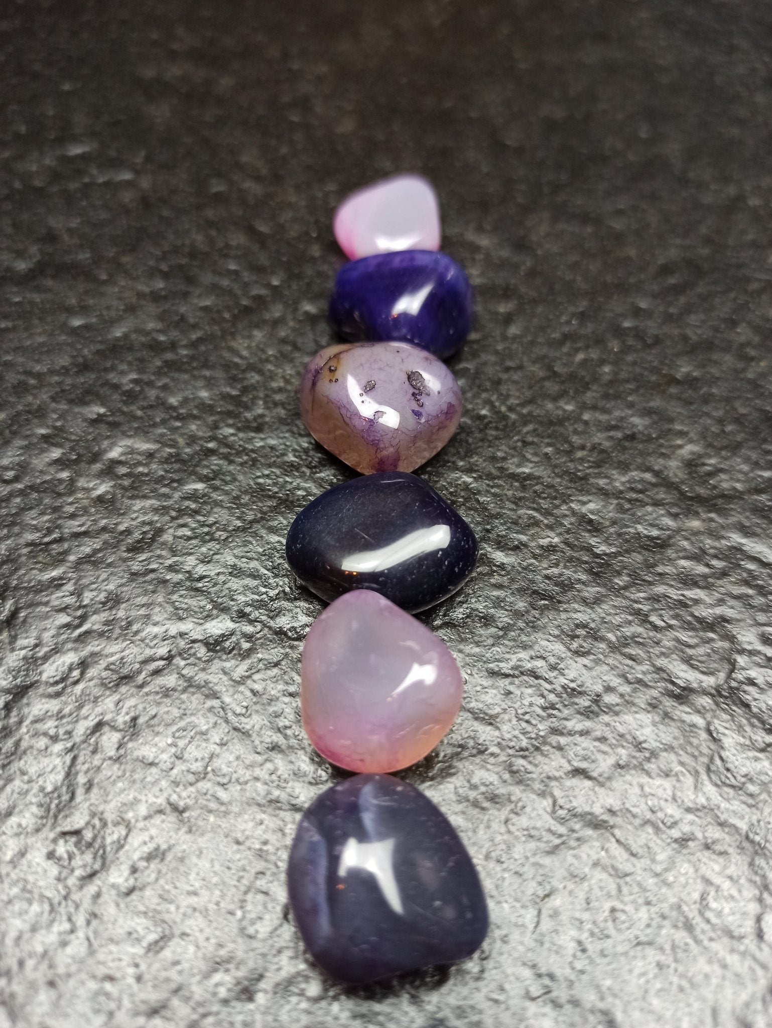 Paarse agaat trommelstenen – curated crystal by Marga Jacobs | rust, symboliek en intuïtieve zelfzorg
