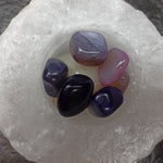 Paarse agaat trommelstenen – curated crystal by Marga Jacobs | rust, symboliek en intuïtieve zelfzorg